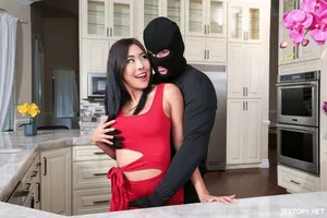 Ông xã nhìn Người vợ khoả thân làm người mẫu chỉ vì thiếu người mẫu