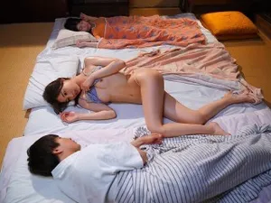 Gặp lại cô bạn thân sau 5 năm trong một căn nhà chung đầy hoan lạc